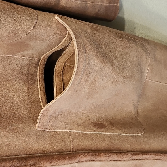 UGG Remy Reversible Shearling Coat. Retail Price$1'995  Color:sephia film. - Picture 5 of 15